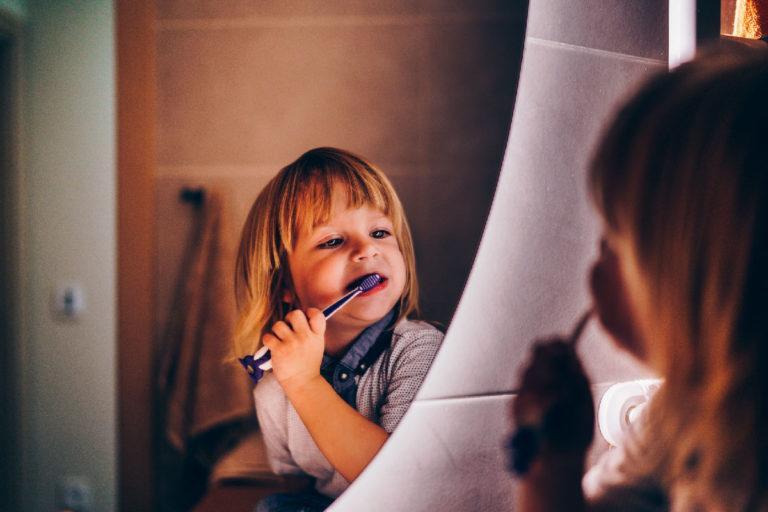 Cuándo empezar a cepillar los dientes de un niño